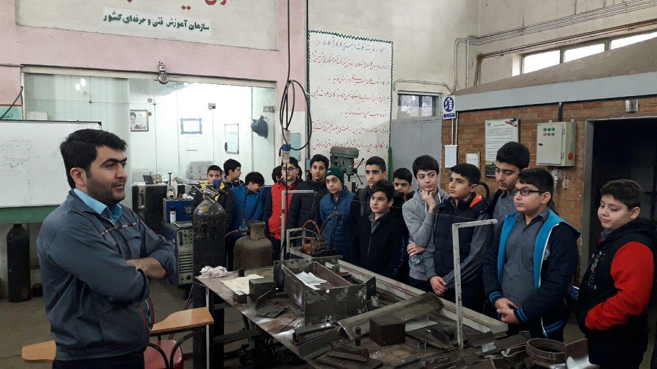 بازدید دانش آموزان دبیرستان 2 از مرکز شهید انصاری
