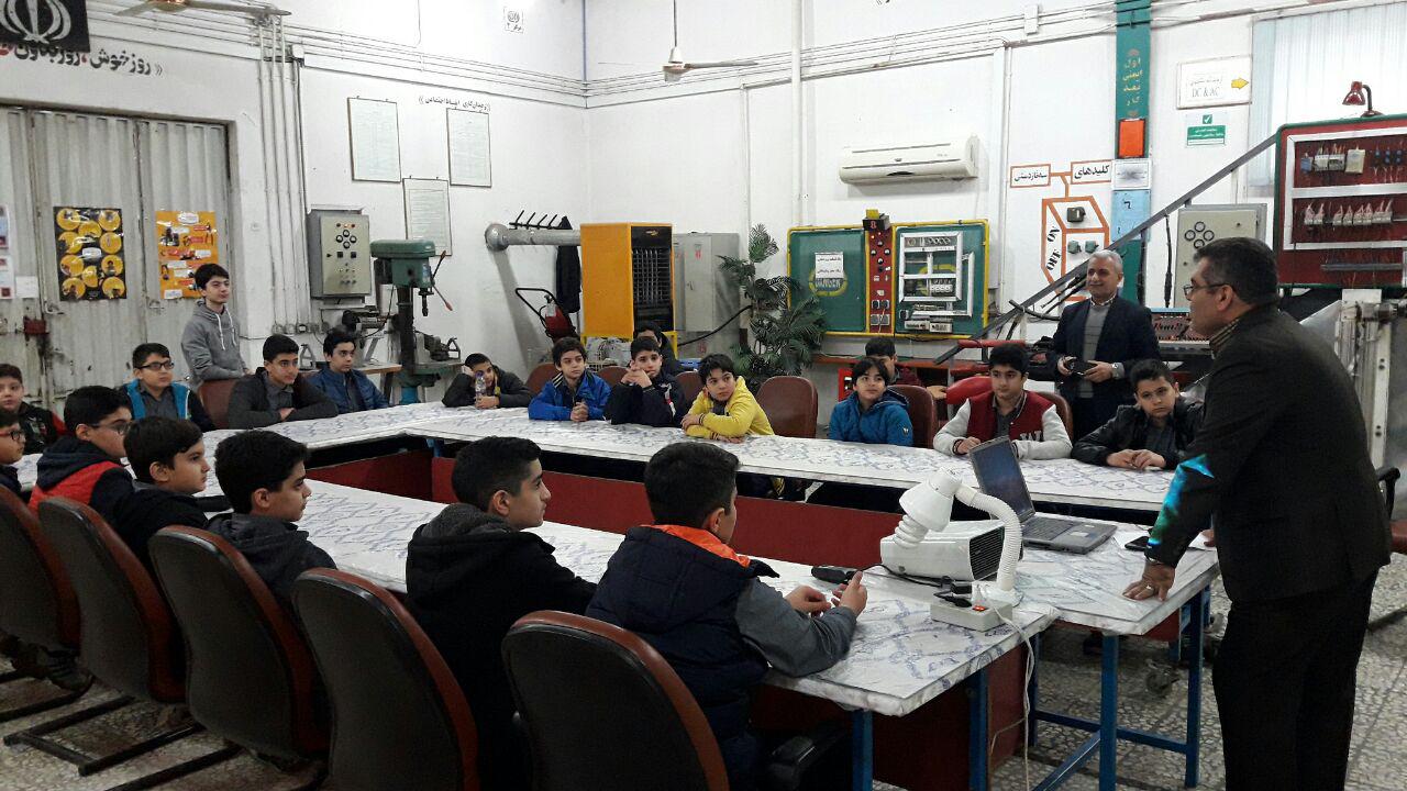 بازدید دانش آموزان دبیرستان 2 از مرکز شهید انصاری