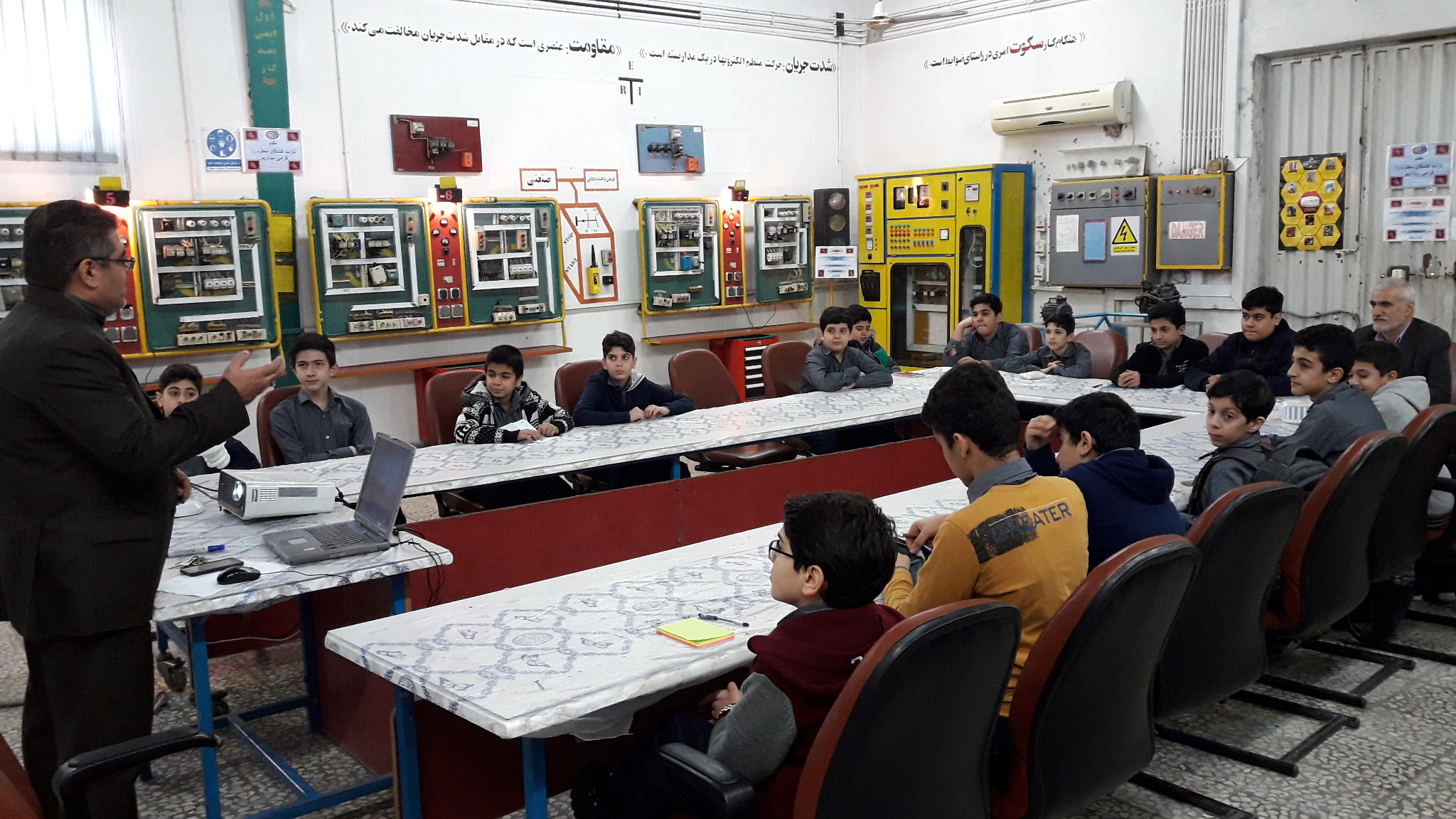 دانش آموزان پایه هفتم دبیرستان از مرکز شهید انصاری بازدید کردند.