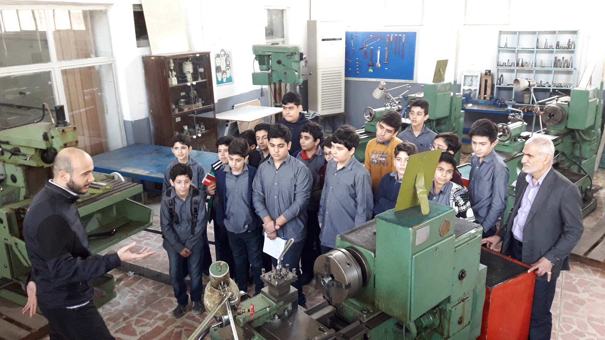 دانش آموزان پایه هفتم دبیرستان از مرکز شهید انصاری بازدید کردند.