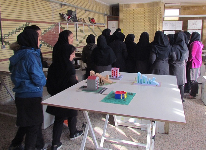 بازدید دانش آموزان مدرسه کاردانش شهیده فرحناز معصومی منجیل از بخش کارگاهی مرکز فنی و حرفه ای خواهران منجیل