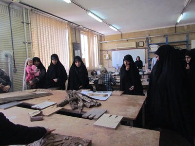 بازدید خواهران حوزه علمیه رودبار از بخش کارگاهی مرکز فنی و حرفه ای خواهران منجیل