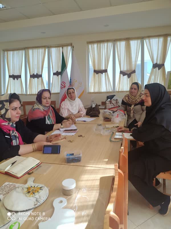 آموزش  حرفه معرق  در کتابخانه سلیمانداراب توسط خانم حاجی نژاد
