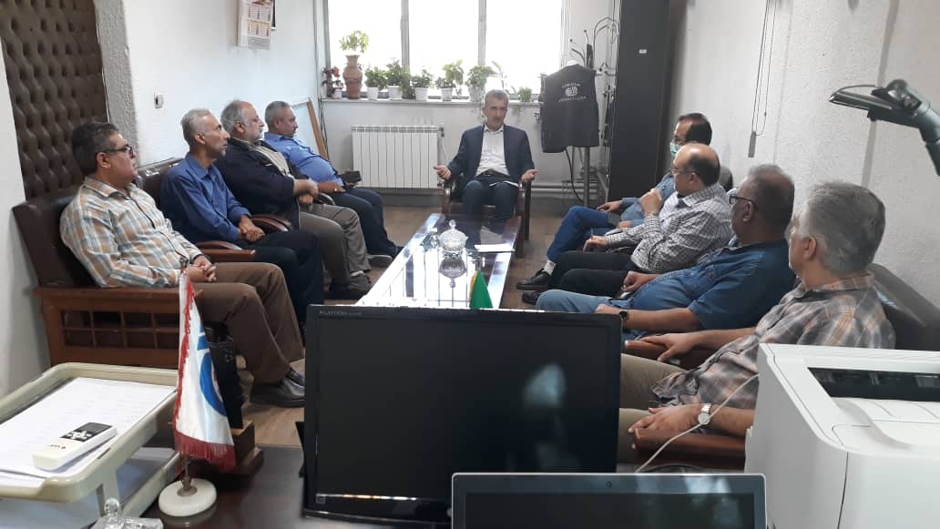 برگزاری جلسه کامبیزرحیمی سرپرست مرکز آموزش فنی و حرفه ای شهید انصاری رشت با همکاران اداری مرکز.