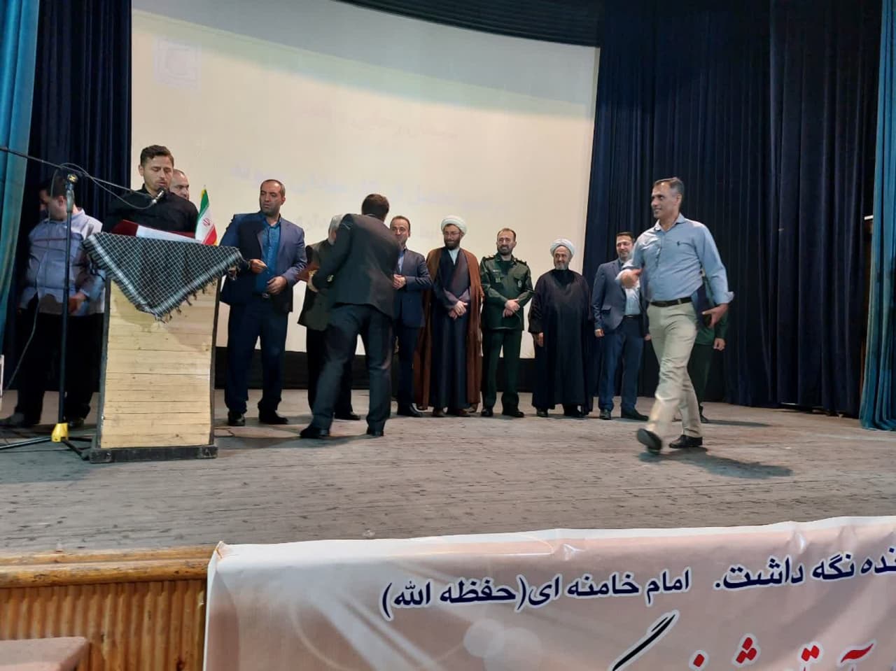 تقدیر از مربی اتومکانیک مرکز شهید خوش سیرت شهرستان آستانه اشرفیه مهندس سید تقی سعادت بمناسبت گرامیداشت هفته دولت 