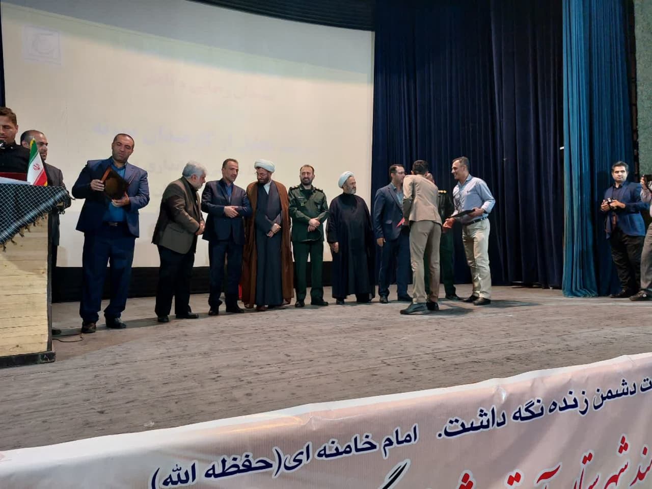 تقدیر از مربی اتومکانیک مرکز شهید خوش سیرت شهرستان آستانه اشرفیه مهندس سید تقی سعادت بمناسبت گرامیداشت هفته دولت 