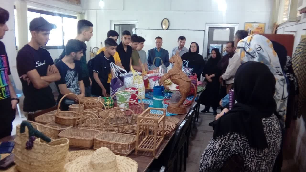 برگزاری نمایشگاه تولیدات کارآموزان مرکز شهید خوش سیرت شهرستان آستانه اشرفیه بمناسبت هفته دولت