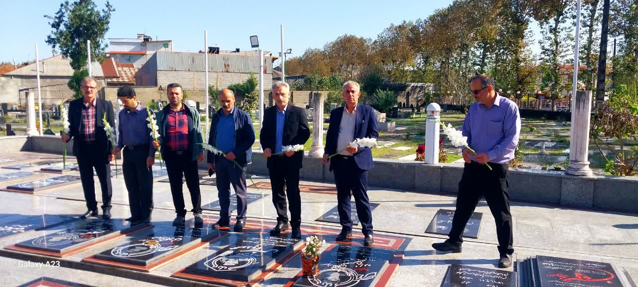 گلباران مزار شهدا توسط ریاست و کارکنان مرکز آموزش فنی و حرفه ای فومن