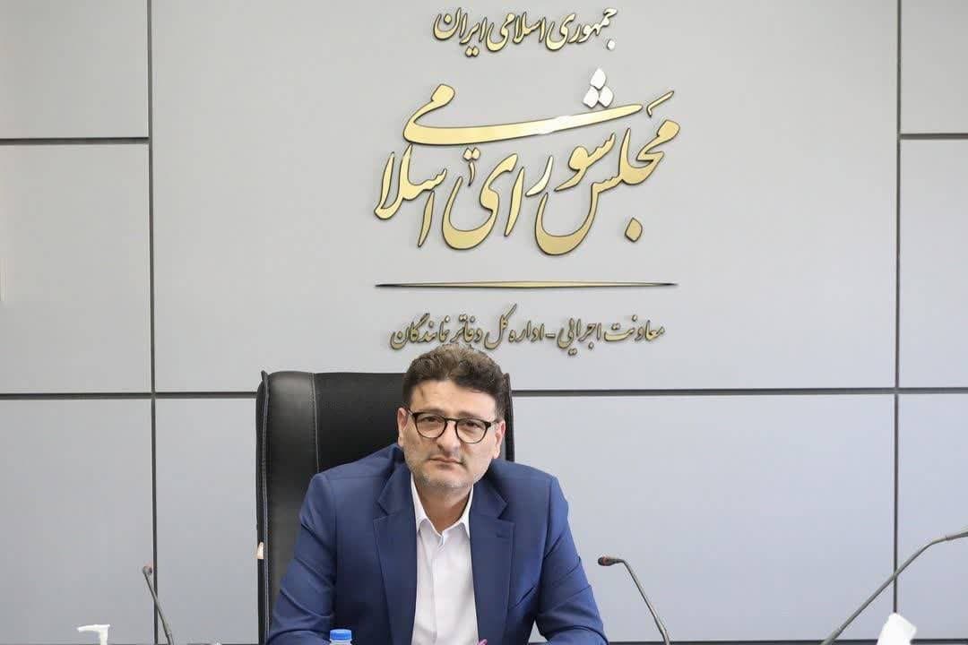 پیام تبریک دکترسیدکریم معصومی بمناسبت روزملی کارآفرینی و آموزش‌های فنی‌حرفه‌ای و بزرگداشت هفته ملی مهارت

بسم‌الله الرحمن الرحیم


روز ملی کارآفرینی و آموزش‌های فنی‌حرفه‌ای و بزرگداشت هفته ملی مهارت فرصتی مغتنم برای تجلیل از تلاشگران عرصه مهارت‌آموزی و توسعه توانمندی‌های تخصصی کشور است.

اینجانب، نماینده مردم شریف شهرستانهای فومن و شفت، ضمن گرامیداشت این روزارزشمند، از زحمات ریاست، کارکنان، مربیان، مدیران و هنرجویان و مدیران آموزشگاه‌های آزادفنی‌حرفه‌ای پرتلاش سازمان آموزش فنی‌وحرفه‌ای کشور به‌ویژه در شهرستانهای فومن‌وشفت قدردانی می‌نمایم.

بدون تردید، توسعه پایدار و پیشرفت اقتصادی کشور در گرو تربیت نیروی انسانی ماهر و کارآمد است، و نقش مجموعه فنی‌حرفه‌ای در این مسیر بسیاربرجسته و راهبردی است.

امیداست با حمایت‌های مستمر و ایجاد بسترهای مناسب، شاهد رشدروزافزون مهارت‌آموزی و کارآفرینی در سطح کشور و به‌ویژه در منطقه باشیم.

با آرزوی توفیق روزافزون برای همه خادمان عرصه آموزش‌های مهارتی و فنی.

سیدکریم معصومی
نماینده مردم شریف شهرستانهای فومن‌وشفت