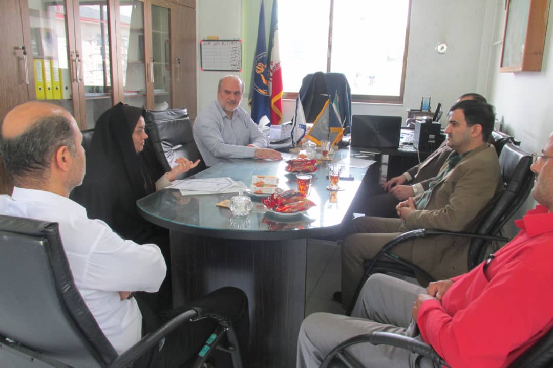 جلسه رئیس مرکز آموزش فنی وحرفه ای شهرستان لاهیجان با رئيس و كارشناسان كميته امداد شهرستان لاهيجان 
