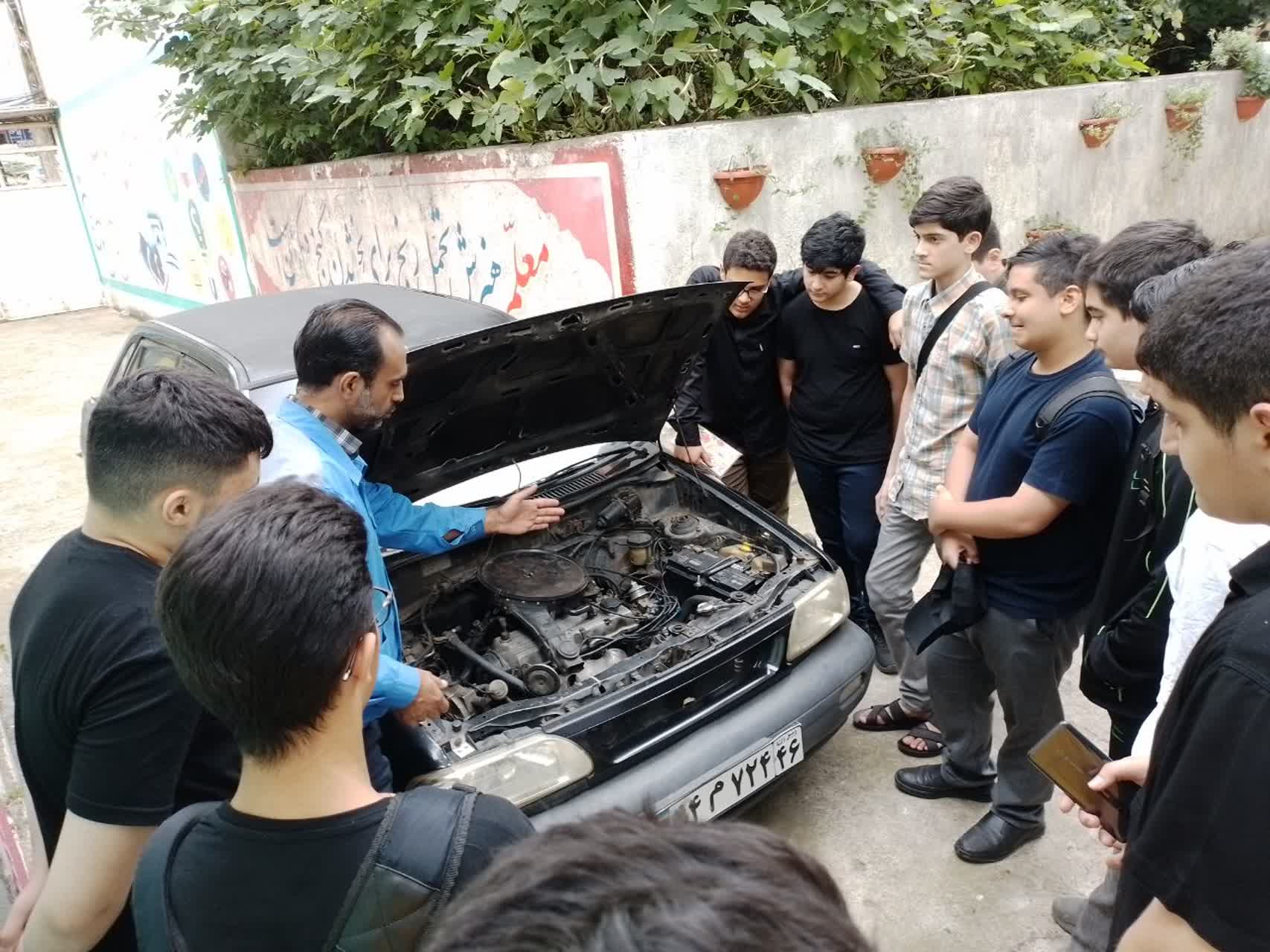 برگزاری دوره مکانیک خودرو  ویژه طرح تابستانه توسط استاد صالحی مربی مرکز شهید طهری رشت