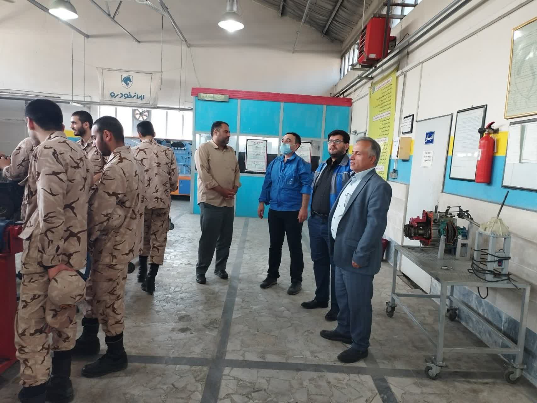 بازدید رئیس مرکز شهید مطهری و مسول آموزش سپاه استان گیلان از کارگاه آموزشی مکانیک خودرو 