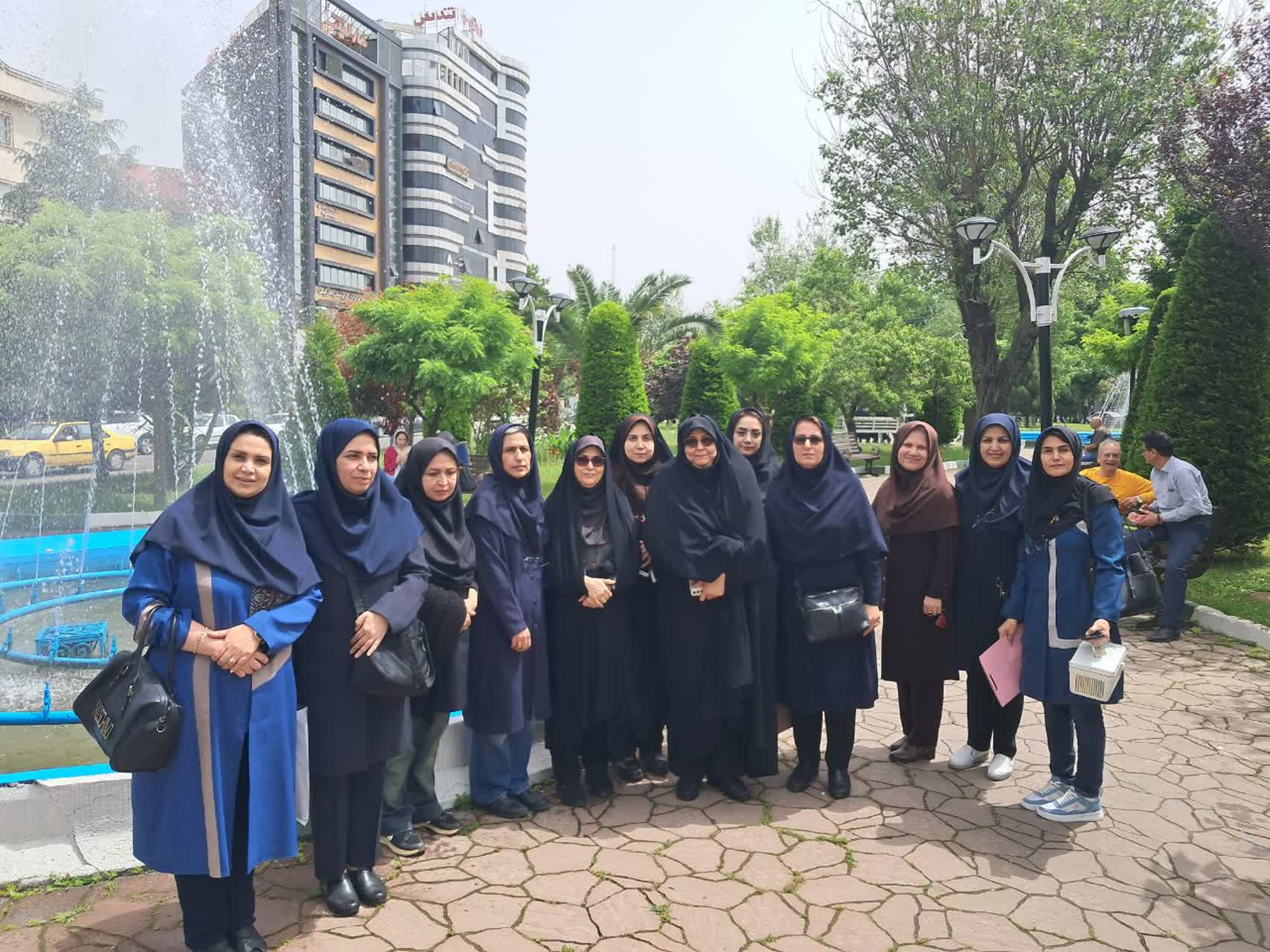 پیاده روی همکاران مرکز خواهران  رشت در پارک بمناسبت روز  معلم 