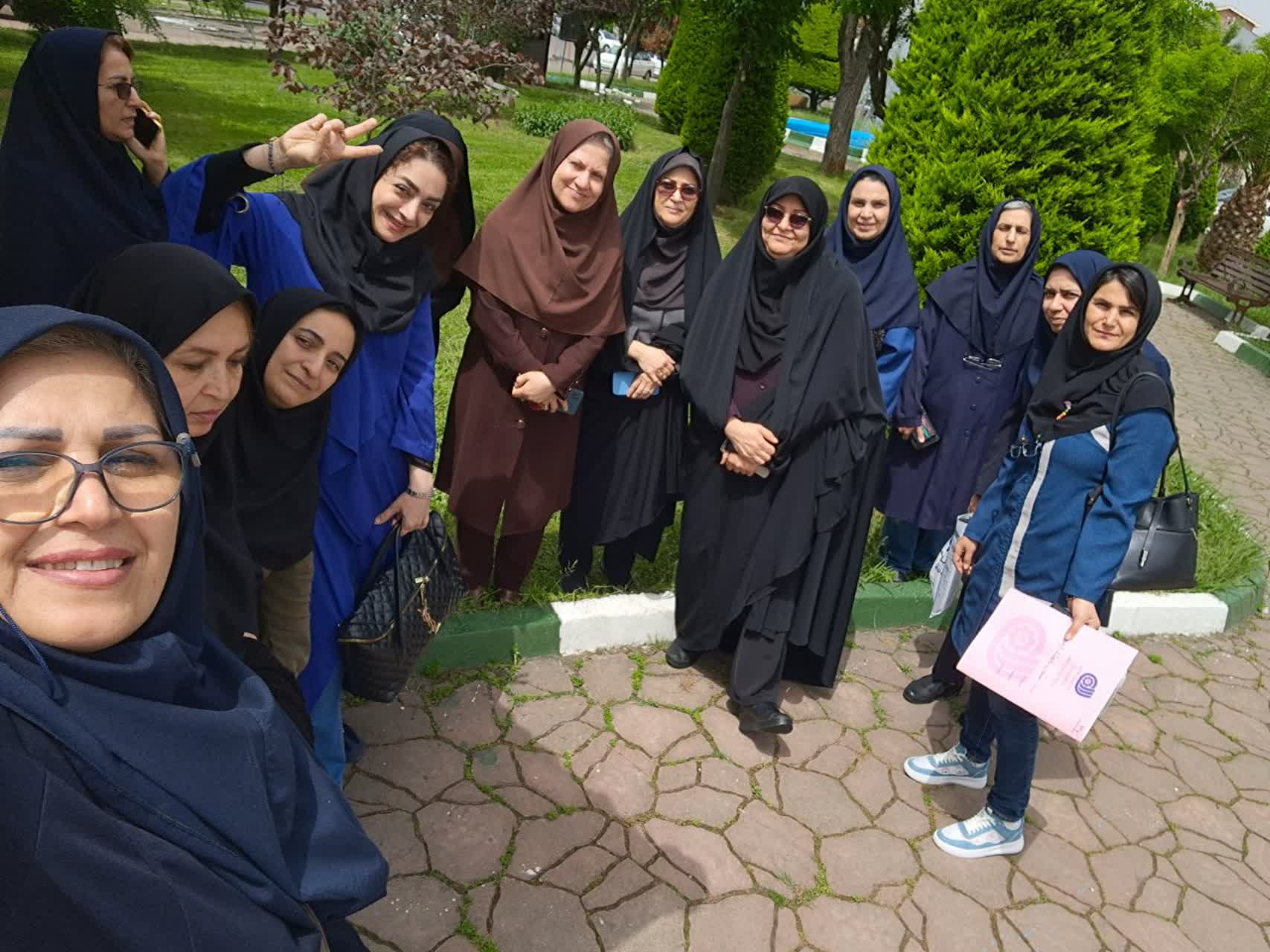 پیاده روی همکاران مرکز خواهران  رشت در پارک بمناسبت روز  معلم 