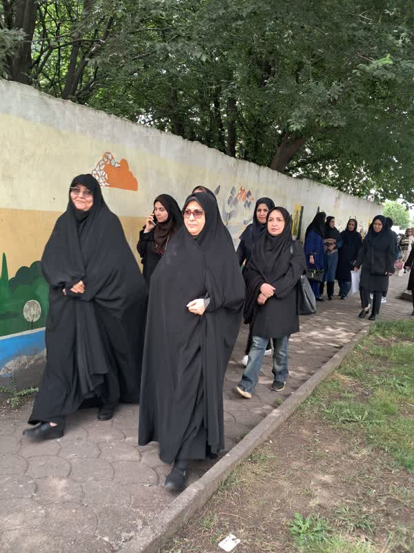پیاده روی همکاران مرکز خواهران  رشت در پارک بمناسبت روز  معلم 