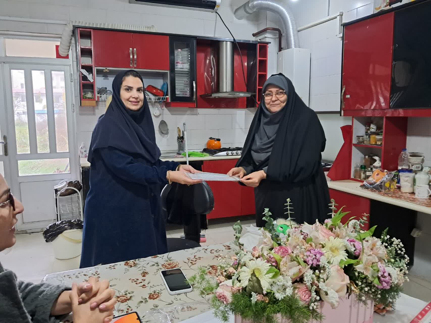 جلسه برای روز مادر وتقدیر از مادر جوان چند فرزند 