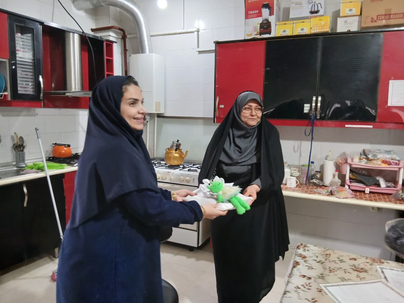 جلسه برای روز مادر وتقدیر از مادر جوان چند فرزند 