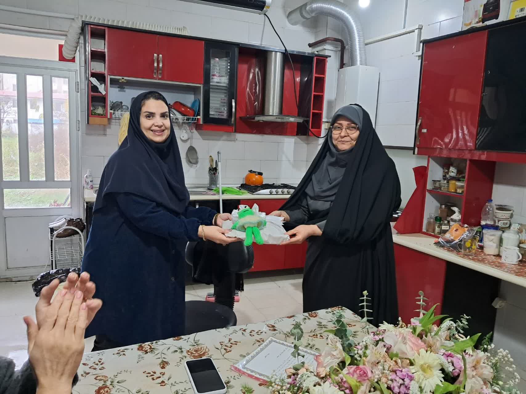 جلسه برای روز مادر وتقدیر از مادر جوان چند فرزند 