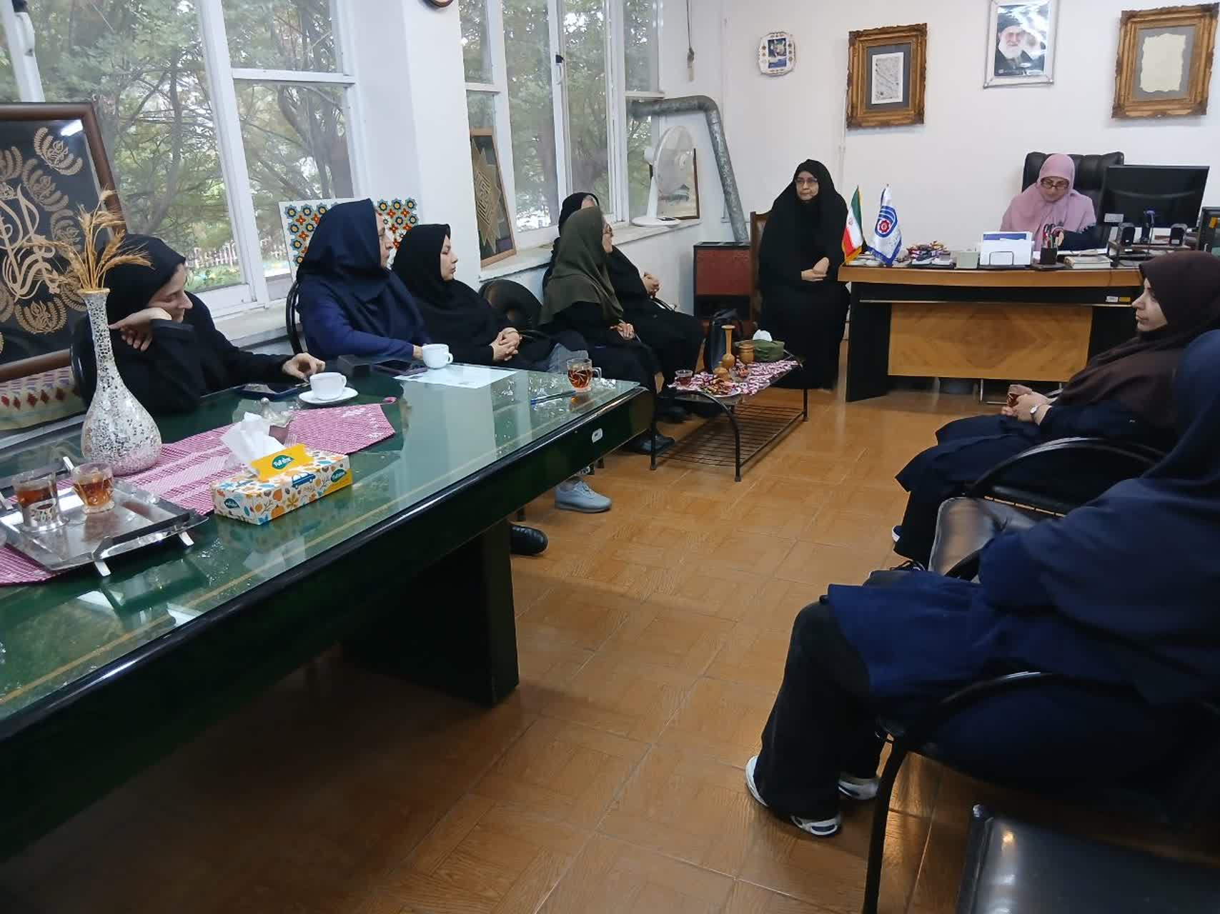 برگزاری  جلسه آموزشی برای پیشگیری  از بیماری های شایع زنان و  پوکی استخوان    برای بانوان مرکز خواهران 