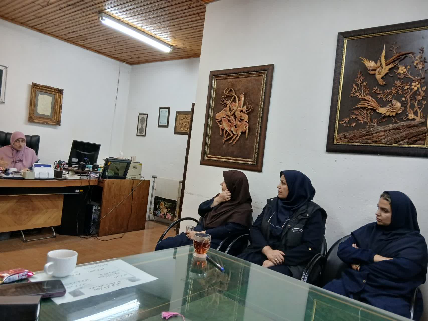 برگزاری  جلسه آموزشی برای پیشگیری  از بیماری های شایع زنان و  پوکی استخوان    برای بانوان مرکز خواهران 