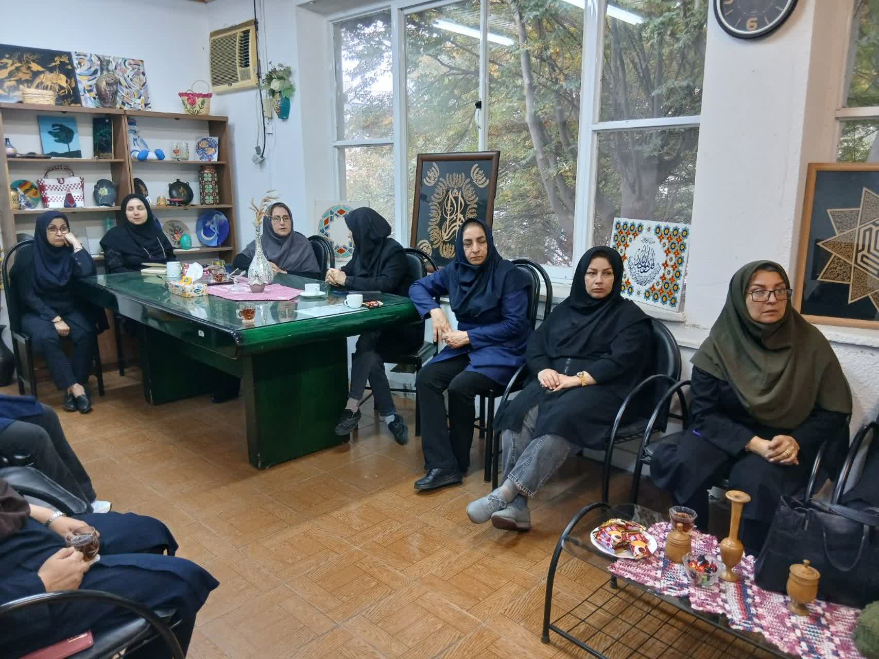 برگزاری  جلسه آموزشی برای پیشگیری  از بیماری های شایع زنان و  پوکی استخوان    برای بانوان مرکز خواهران 