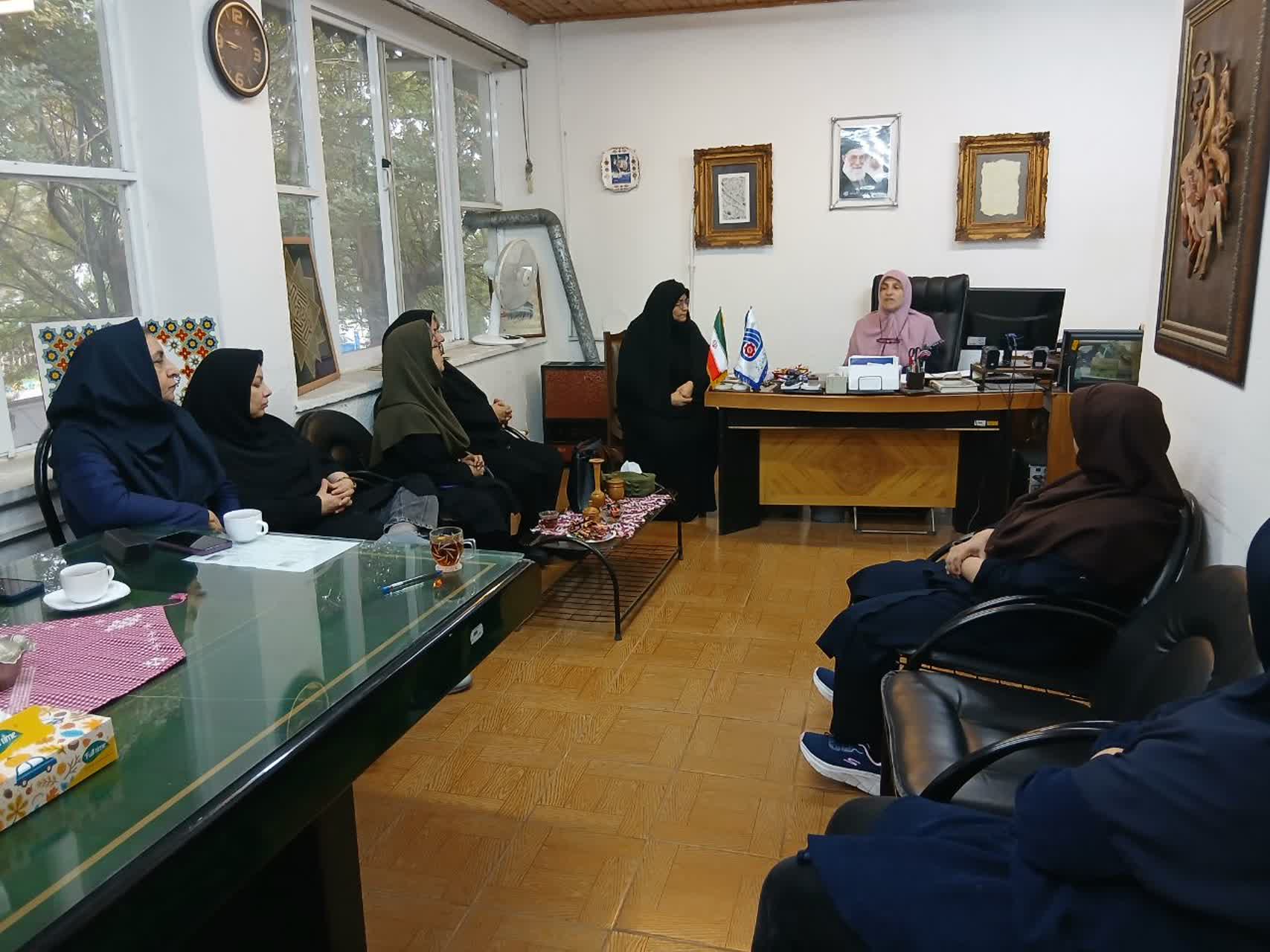 برگزاری  جلسه آموزشی برای پیشگیری  از بیماری های شایع زنان و  پوکی استخوان    برای بانوان مرکز خواهران 