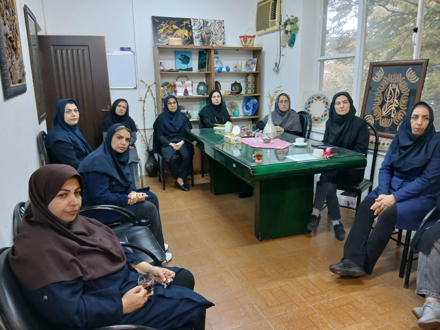 برگزاری  جلسه آموزشی برای پیشگیری  از بیماری های شایع زنان و  پوکی استخوان    برای بانوان مرکز خواهران 