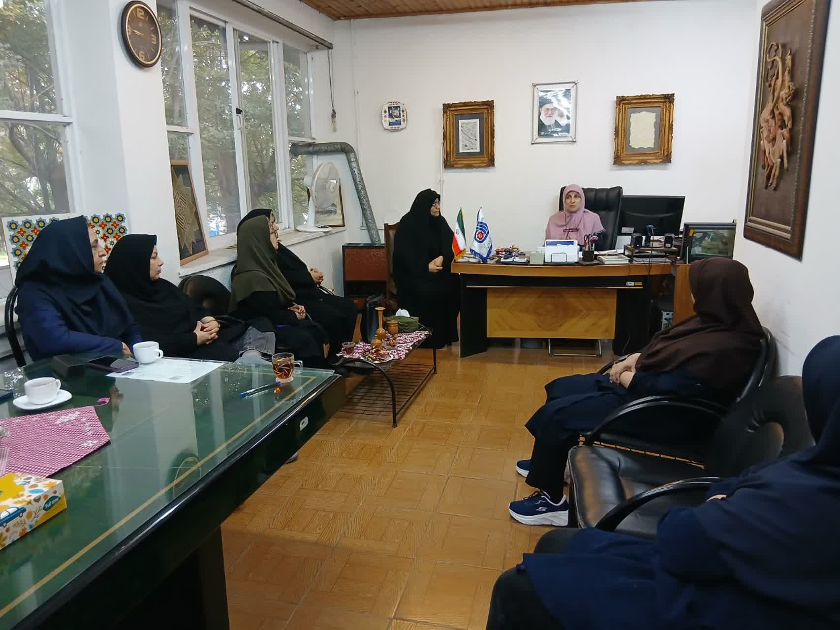 برگزاری  جلسه آموزشی برای پیشگیری  از بیماری های شایع زنان و  پوکی استخوان    برای بانوان مرکز خواهران 