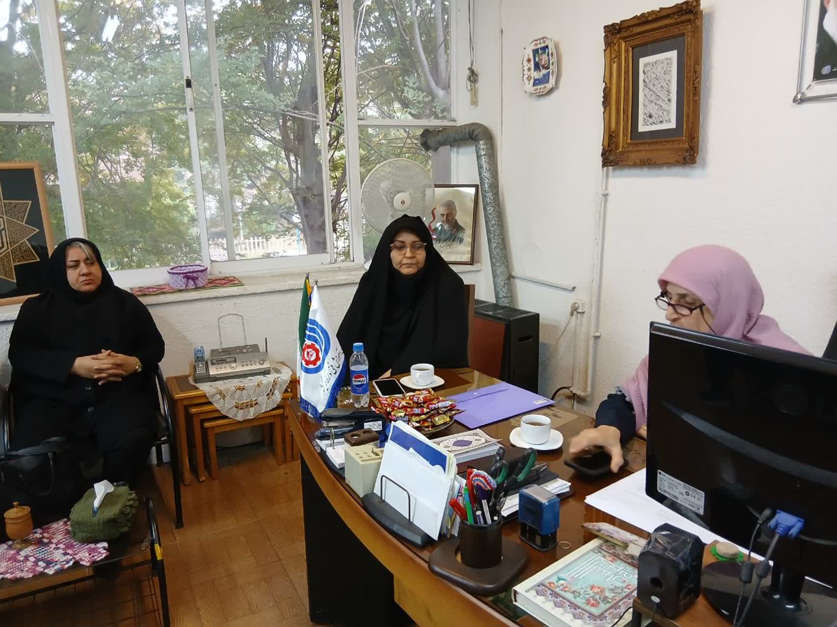 برگزاری  جلسه آموزشی برای پیشگیری  از بیماری های شایع زنان و  پوکی استخوان    برای بانوان مرکز خواهران 