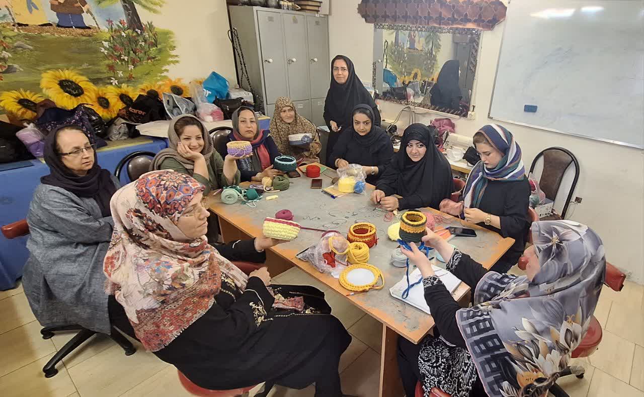 آموزش دوره تریکو بافی در مرکز خواهران با خانم حداد 